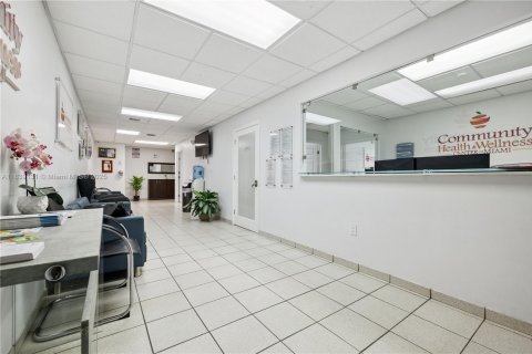 Propiedad comercial en venta en Hialeah, Florida № 1833711 - foto 10