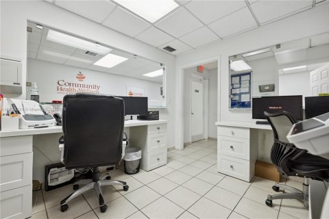 Propiedad comercial en venta en Hialeah, Florida № 1833711 - foto 8