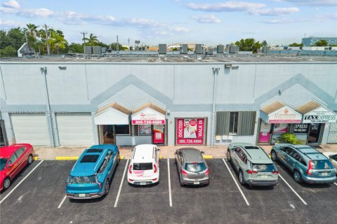 Propiedad comercial en venta en Hialeah, Florida № 1833711 - foto 1