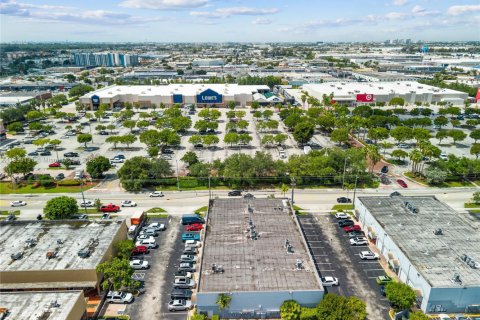 Propiedad comercial en venta en Hialeah, Florida № 1833711 - foto 18