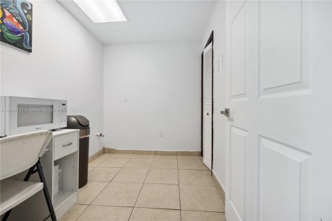 Propiedad comercial en venta en Hialeah, Florida № 1833711 - foto 6