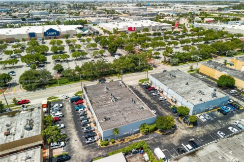 Propiedad comercial en venta en Hialeah, Florida № 1833711 - foto 12