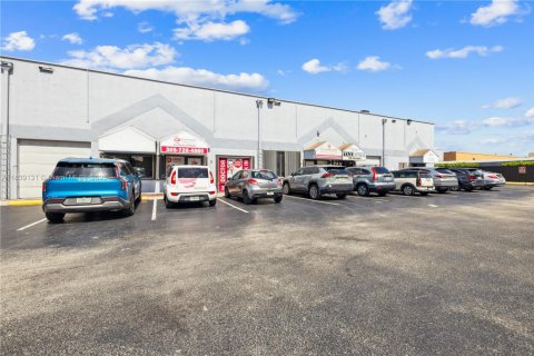Propiedad comercial en venta en Hialeah, Florida № 1833711 - foto 3