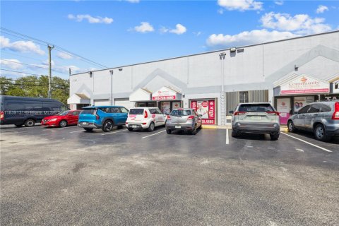 Propiedad comercial en venta en Hialeah, Florida № 1833711 - foto 2