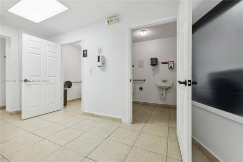 Propiedad comercial en venta en Hialeah, Florida № 1833711 - foto 5