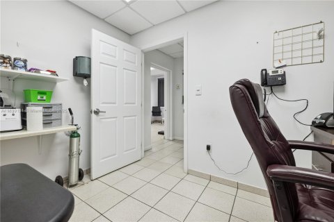 Propiedad comercial en venta en Hialeah, Florida № 1833711 - foto 7