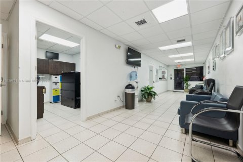 Propiedad comercial en venta en Hialeah, Florida № 1833711 - foto 16