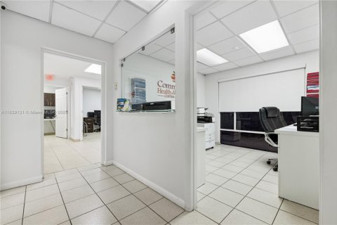Propiedad comercial en venta en Hialeah, Florida № 1833711 - foto 9