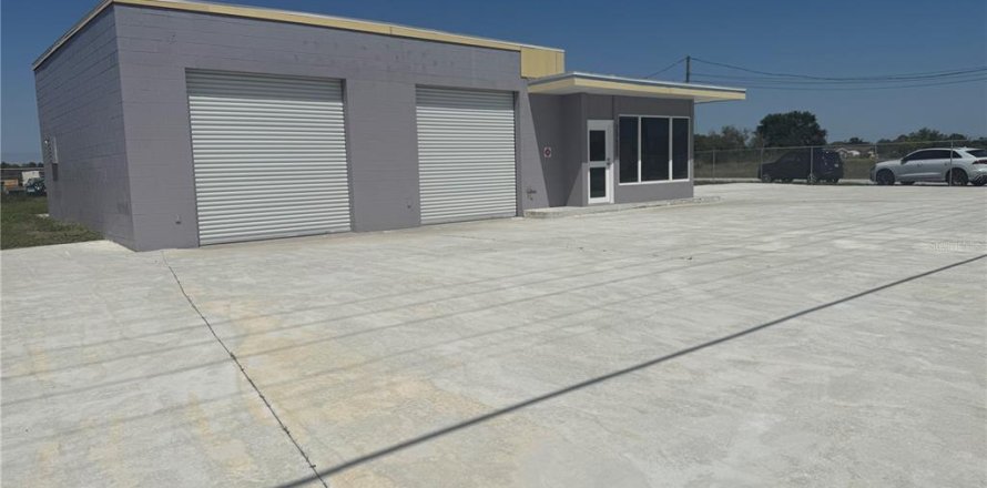 Commercial property in Lake Wales, Florida 124.86 sq.m. № 2099544