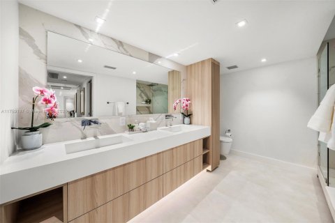 Condo in Miami Beach, Florida, 2 bedrooms  № 2014059 - photo 19