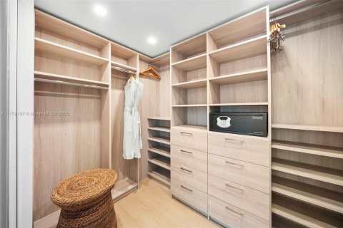 Condo in Miami Beach, Florida, 2 bedrooms  № 2014059 - photo 18