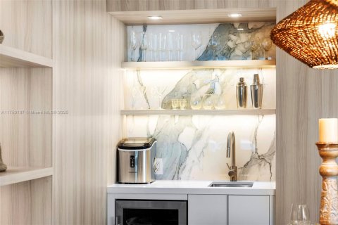 Condo in Miami Beach, Florida, 2 bedrooms  № 2014059 - photo 9