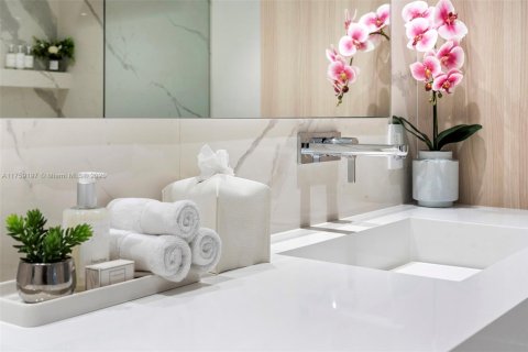 Condo in Miami Beach, Florida, 2 bedrooms  № 2014059 - photo 20