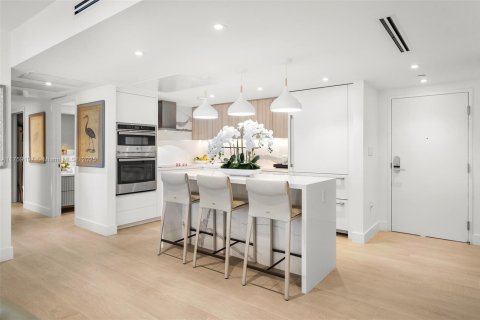 Condo in Miami Beach, Florida, 2 bedrooms  № 2014059 - photo 13