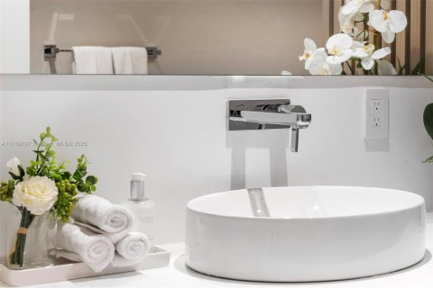 Condo in Miami Beach, Florida, 2 bedrooms  № 2014059 - photo 23