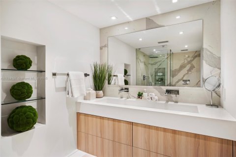 Condo in Miami Beach, Florida, 2 bedrooms  № 2014059 - photo 29