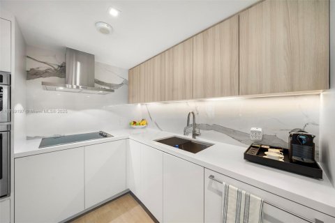 Condo in Miami Beach, Florida, 2 bedrooms  № 2014059 - photo 12