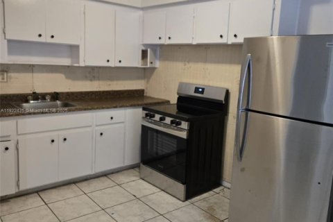 House in North Miami Beach, Florida 1 bedroom, 65.03 sq.m. № 1976976 - photo 4