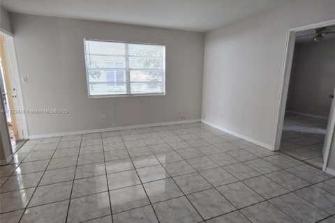 House in North Miami Beach, Florida 1 bedroom, 65.03 sq.m. № 1976976 - photo 2