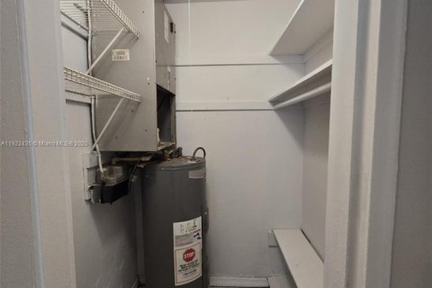 House in North Miami Beach, Florida 1 bedroom, 65.03 sq.m. № 1976976 - photo 6