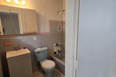 House in North Miami Beach, Florida 1 bedroom, 65.03 sq.m. № 1976976 - photo 5