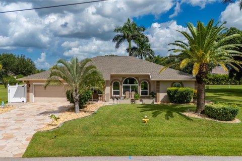 Villa ou maison à vendre à Punta Gorda, Floride: 3 chambres, 215.72 m2 № 1875757 - photo 1