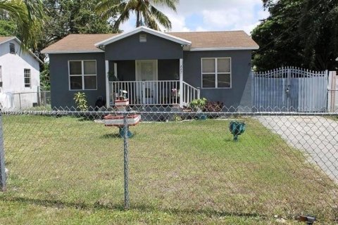 House in Miami, Florida 2 bedrooms, 72.46 sq.m. № 1499031 - photo 1
