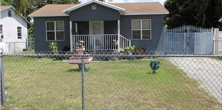 House in Miami, Florida 2 bedrooms, 72.46 sq.m. № 1499031