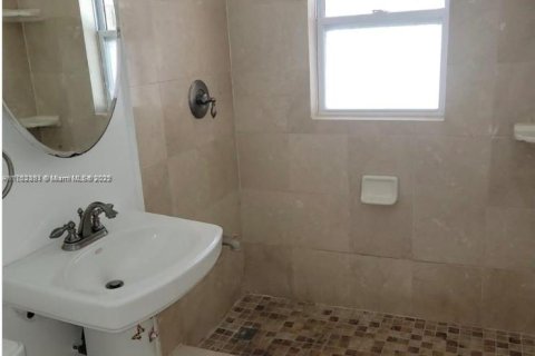 House in Miami, Florida 2 bedrooms, 72.46 sq.m. № 1499031 - photo 10