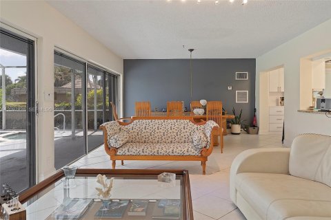 House in Tamarac, Florida 4 bedrooms, 190.73 sq.m. № 2392282 - photo 11