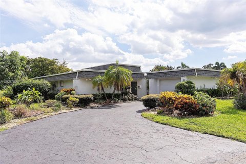 House in Tamarac, Florida 4 bedrooms, 190.73 sq.m. № 2392282