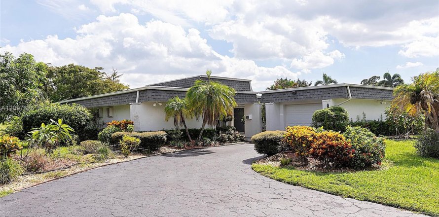 House in Tamarac, Florida 4 bedrooms, 190.73 sq.m. № 2392282