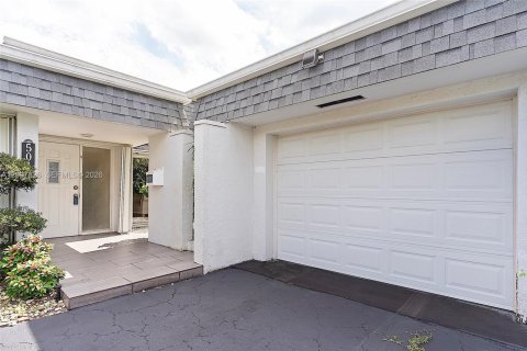 House in Tamarac, Florida 4 bedrooms, 190.73 sq.m. № 2392282 - photo 2
