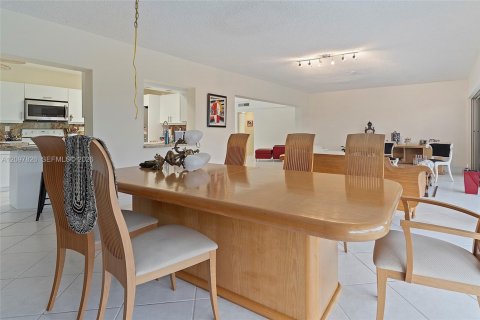 House in Tamarac, Florida 4 bedrooms, 190.73 sq.m. № 2392282 - photo 17