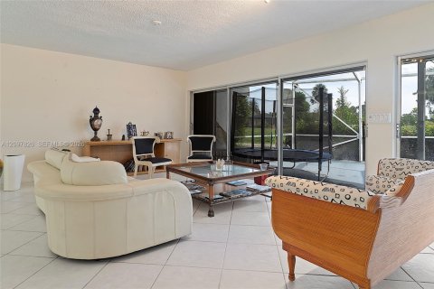 House in Tamarac, Florida 4 bedrooms, 190.73 sq.m. № 2392282 - photo 14