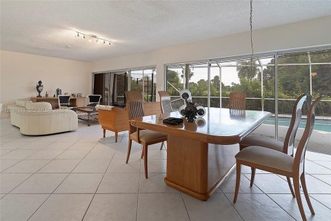 House in Tamarac, Florida 4 bedrooms, 190.73 sq.m. № 2392282 - photo 16