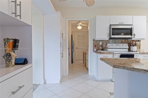 House in Tamarac, Florida 4 bedrooms, 190.73 sq.m. № 2392282 - photo 18