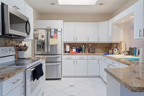 House in Tamarac, Florida 4 bedrooms, 190.73 sq.m. № 2392282 - photo 19