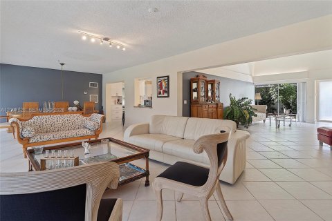 House in Tamarac, Florida 4 bedrooms, 190.73 sq.m. № 2392282 - photo 12
