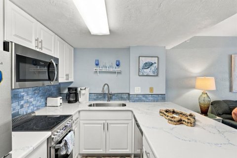 Condo in Daytona Beach Shores, Florida, 1 bedroom  № 2406914 - photo 11