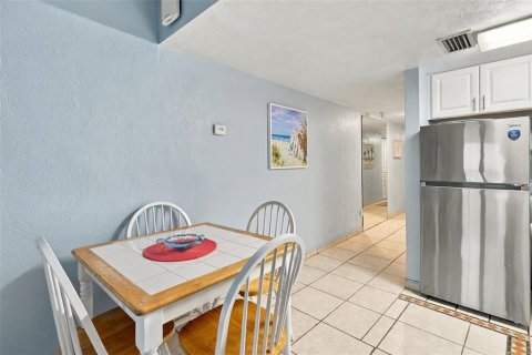 Condo in Daytona Beach Shores, Florida, 1 bedroom  № 2406914 - photo 17