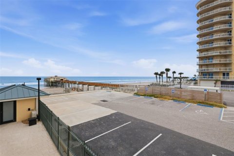Condo in Daytona Beach Shores, Florida, 1 bedroom  № 2406914 - photo 25