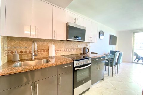 Condo in Sunny Isles Beach, Florida № 2060178 - photo 9