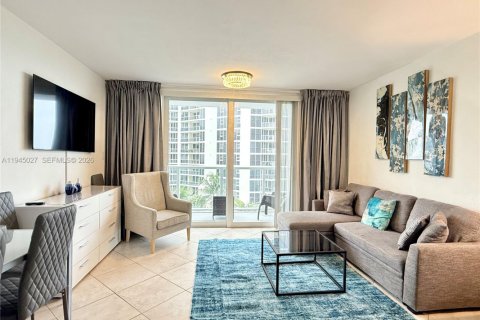 Condo in Sunny Isles Beach, Florida № 2060178 - photo 16