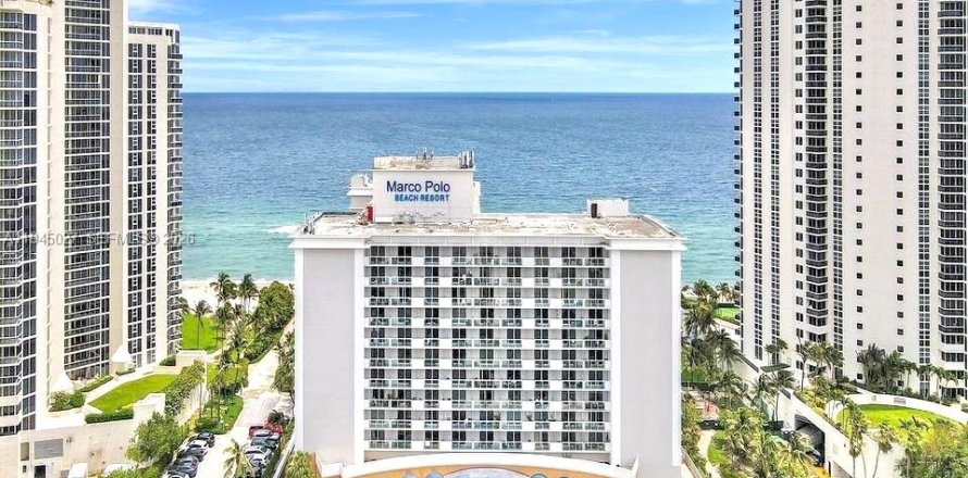 Studio in the Condo in Sunny Isles Beach, Florida № 2060178