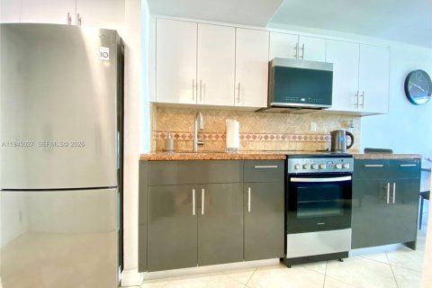 Condo in Sunny Isles Beach, Florida № 2060178 - photo 10