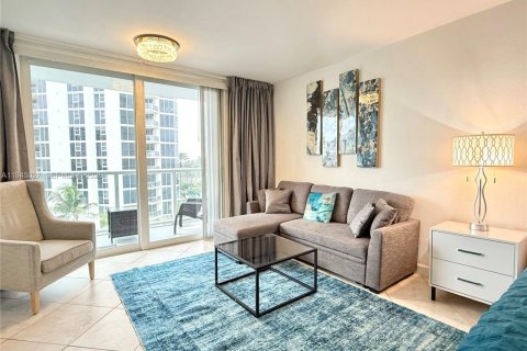 Condo in Sunny Isles Beach, Florida № 2060178 - photo 15