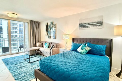 Condo in Sunny Isles Beach, Florida № 2060178 - photo 13