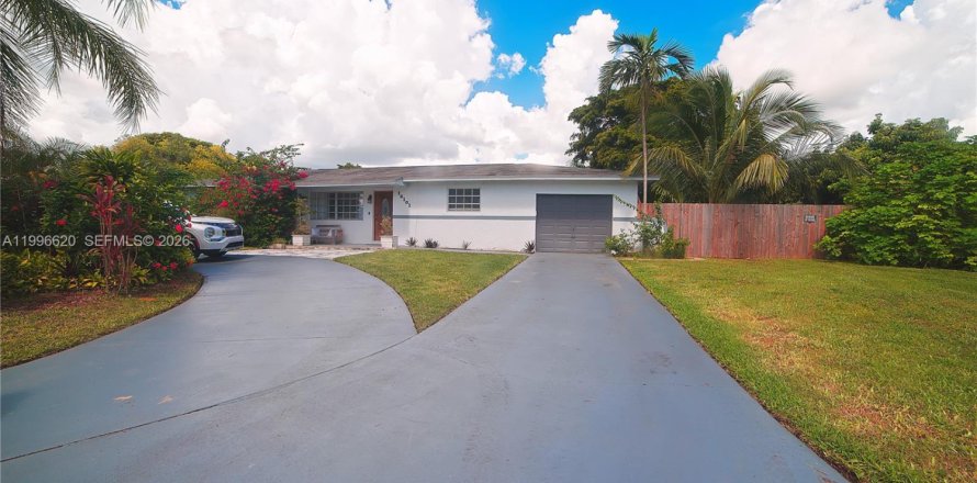 House in Homestead, Florida 4 bedrooms, 186.92 sq.m. № 2058686