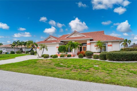 House in Punta Gorda, Florida 3 bedrooms, 239.87 sq.m. № 2196676 - photo 2